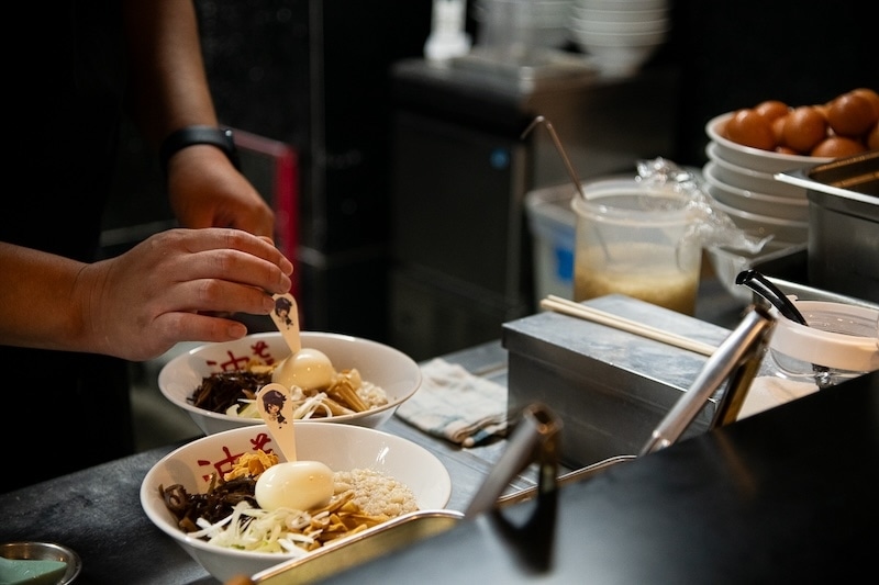 “たまっ子”のおれもっ……!! 油そば食いましたァ!! 背脂・キクラゲ・ガーリックチップで刺激MAX──あおぎり高校・音霊魂子さん監修の油そばを一緒にすすろう！　東京麺珍亭本舗コラボ開催記念レポート-10