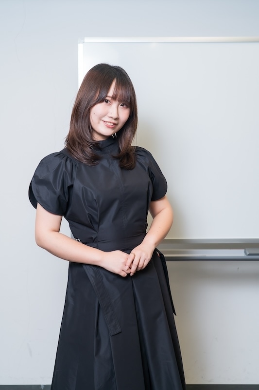 浅倉は佐藤にとっての「清涼飲料水」!? くずしろさんがアニメを見て感じた浅倉の“可愛さ”──アニメ『笑顔のたえない職場です。』浅倉 栞役・佐伯伊織さん×原作・くずしろさん対談インタビュー-12