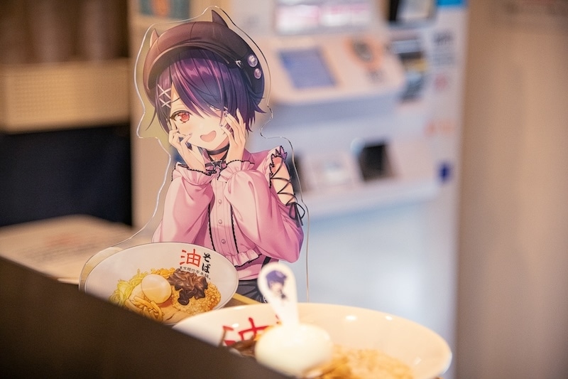 “たまっ子”のおれもっ……!! 油そば食いましたァ!! 背脂・キクラゲ・ガーリックチップで刺激MAX──あおぎり高校・音霊魂子さん監修の油そばを一緒にすすろう！　東京麺珍亭本舗コラボ開催記念レポート-12