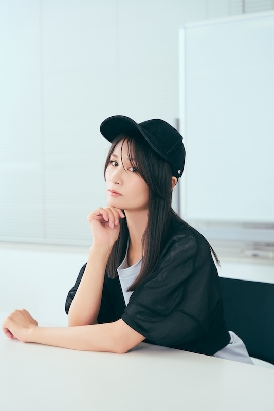 純真でまっすぐでチャーミング！　味わいのある梨田ありさを「演じていて、とっても楽しくて！」──アニメ『笑顔のたえない職場です。』梨田ありさ役・小林ゆうさん×原作・くずしろさん対談インタビュー