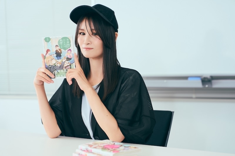 純真でまっすぐでチャーミング！　味わいのある梨田ありさを「演じていて、とっても楽しくて！」──アニメ『笑顔のたえない職場です。』梨田ありさ役・小林ゆうさん×原作・くずしろさん対談インタビュー