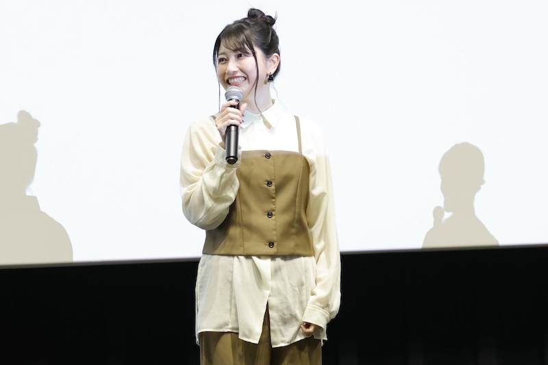 『笑顔のたえない職場です。』先行上映会レポート｜主人公・双見奈々は「元気でネガティブ」!?　夏吉ゆうこさん、雨宮天さん、伊藤美来さんがお仕事への“プライドと愛”を持ったキャラクターたちの魅力を語る-4