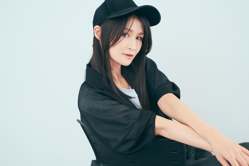 純真でまっすぐでチャーミング！　味わいのある梨田ありさを「演じていて、とっても楽しくて！」──アニメ『笑顔のたえない職場です。』梨田ありさ役・小林ゆうさん×原作・くずしろさん対談インタビュー