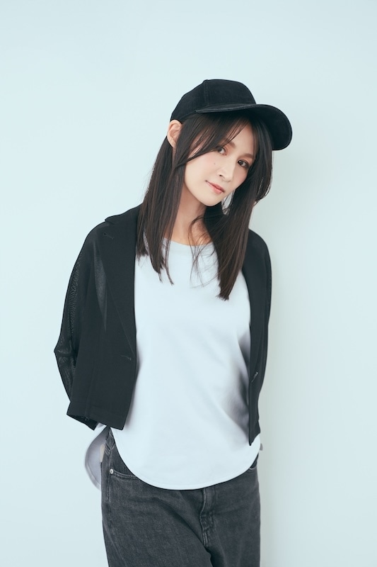 純真でまっすぐでチャーミング！　味わいのある梨田ありさを「演じていて、とっても楽しくて！」──アニメ『笑顔のたえない職場です。』梨田ありさ役・小林ゆうさん×原作・くずしろさん対談インタビュー