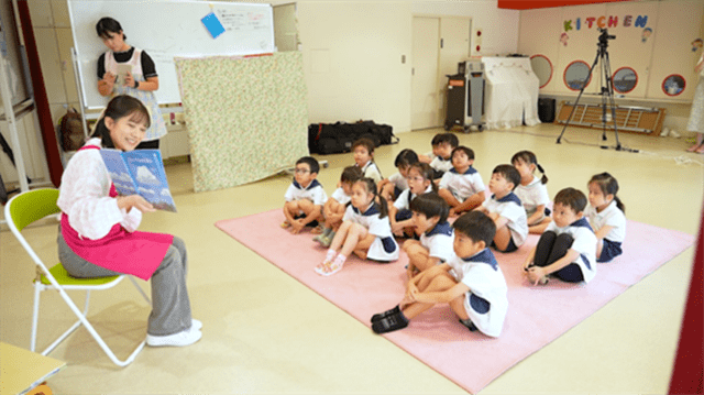 声優の表現を活かした絵本読み聞かせ･紙芝居実践プロジェクト始動！　声優・高岸美里亜さんが園児たちの前で実演-2