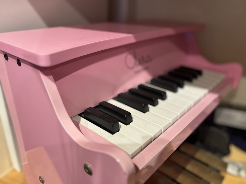 ▲劇伴作曲に使用したアップライトピアノとトイピアノ。こちらは曲調によって使い分け、劇伴の表現の幅を広げている。