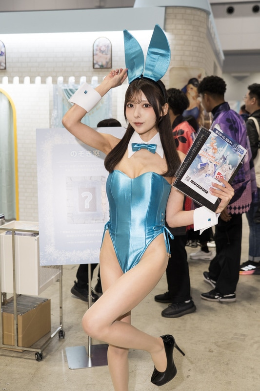 「コミックマーケット107」の美人コスプレイヤー＆コンパニオン特集｜胸元が大胆に開いたバニーガールが『ブラウンダスト2』ブースに大集合【2025冬コミ】-13