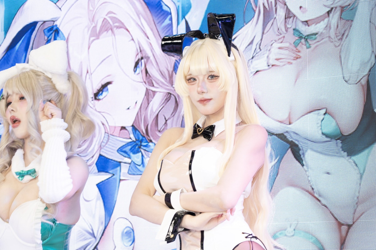 透け感がセクシーなバニーガールたちが『ブラウンダスト2』ブースに集合｜「コミックマーケット107」の美人コスプレイヤー＆コンパニオン特集【2025冬コミ】-15