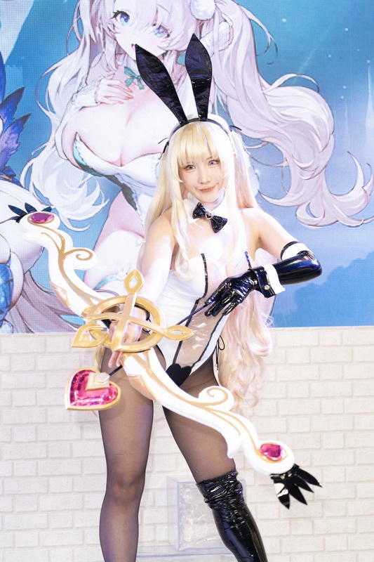 透け感がセクシーなバニーガールたちが『ブラウンダスト2』ブースに集合｜「コミックマーケット107」の美人コスプレイヤー＆コンパニオン特集【2025冬コミ】-12