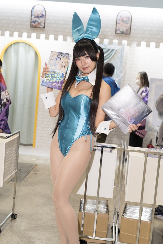「コミックマーケット107」の美人コスプレイヤー＆コンパニオン特集｜胸元が大胆に開いたバニーガールが『ブラウンダスト2』ブースに大集合【2025冬コミ】-18