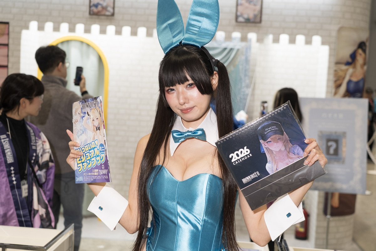 「コミックマーケット107」の美人コスプレイヤー＆コンパニオン特集｜胸元が大胆に開いたバニーガールが『ブラウンダスト2』ブースに大集合【2025冬コミ】-20