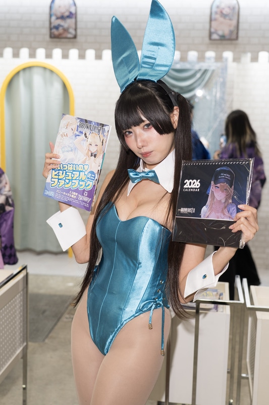 「コミックマーケット107」の美人コスプレイヤー＆コンパニオン特集｜胸元が大胆に開いたバニーガールが『ブラウンダスト2』ブースに大集合【2025冬コミ】-19