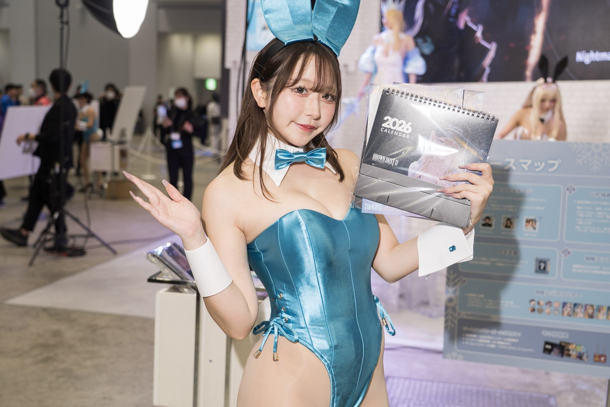 「コミックマーケット107」の美人コスプレイヤー＆コンパニオン特集｜胸元が大胆に開いたバニーガールが『ブラウンダスト2』ブースに大集合【2025冬コミ】-17