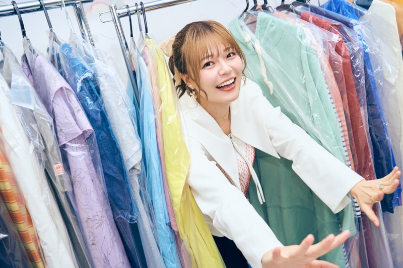 ミステリアスな主人公と独特の空気感を見せる熱海──「肩の力を抜いて楽しんでいただけたら嬉しいです」TVアニメ『綺麗にしてもらえますか。』金目綿花奈役・鈴代紗弓さんインタビュー-11