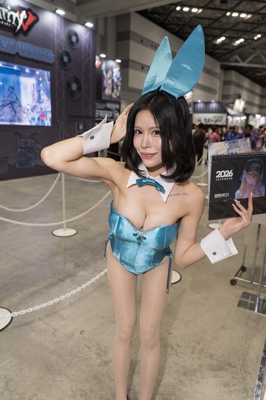 「コミックマーケット107」の美人コスプレイヤー＆コンパニオン特集｜胸元が大胆に開いたバニーガールが『ブラウンダスト2』ブースに大集合【2025冬コミ】-30