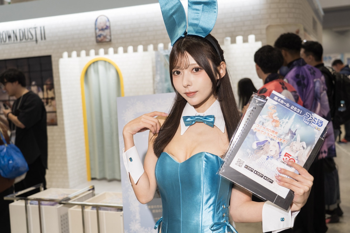 「コミックマーケット107」の美人コスプレイヤー＆コンパニオン特集｜胸元が大胆に開いたバニーガールが『ブラウンダスト2』ブースに大集合【2025冬コミ】-14