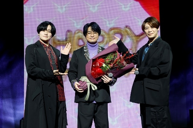 ▲【昼公演】は毎年恒例のルルーシュお誕生日のお祝いの花束を天﨑滉平から手渡した。（写真左から　天﨑滉平、福山潤、古川慎）