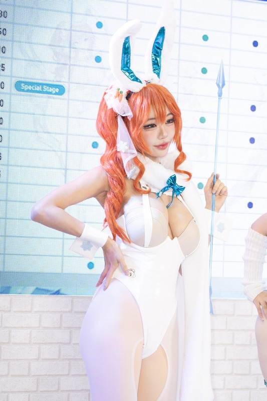 透け感がセクシーなバニーガールたちが『ブラウンダスト2』ブースに集合｜「コミックマーケット107」の美人コスプレイヤー＆コンパニオン特集【2025冬コミ】-6