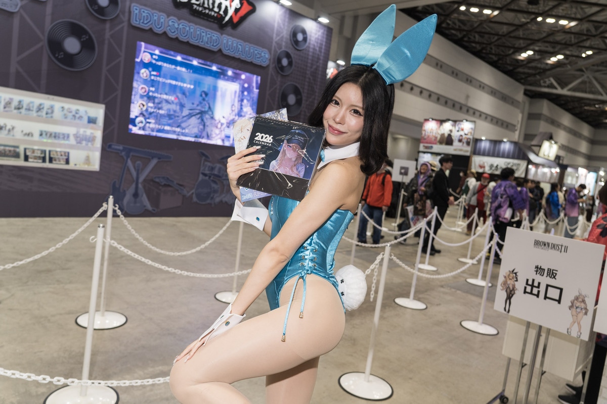 「コミックマーケット107」の美人コスプレイヤー＆コンパニオン特集｜胸元が大胆に開いたバニーガールが『ブラウンダスト2』ブースに大集合【2025冬コミ】-28