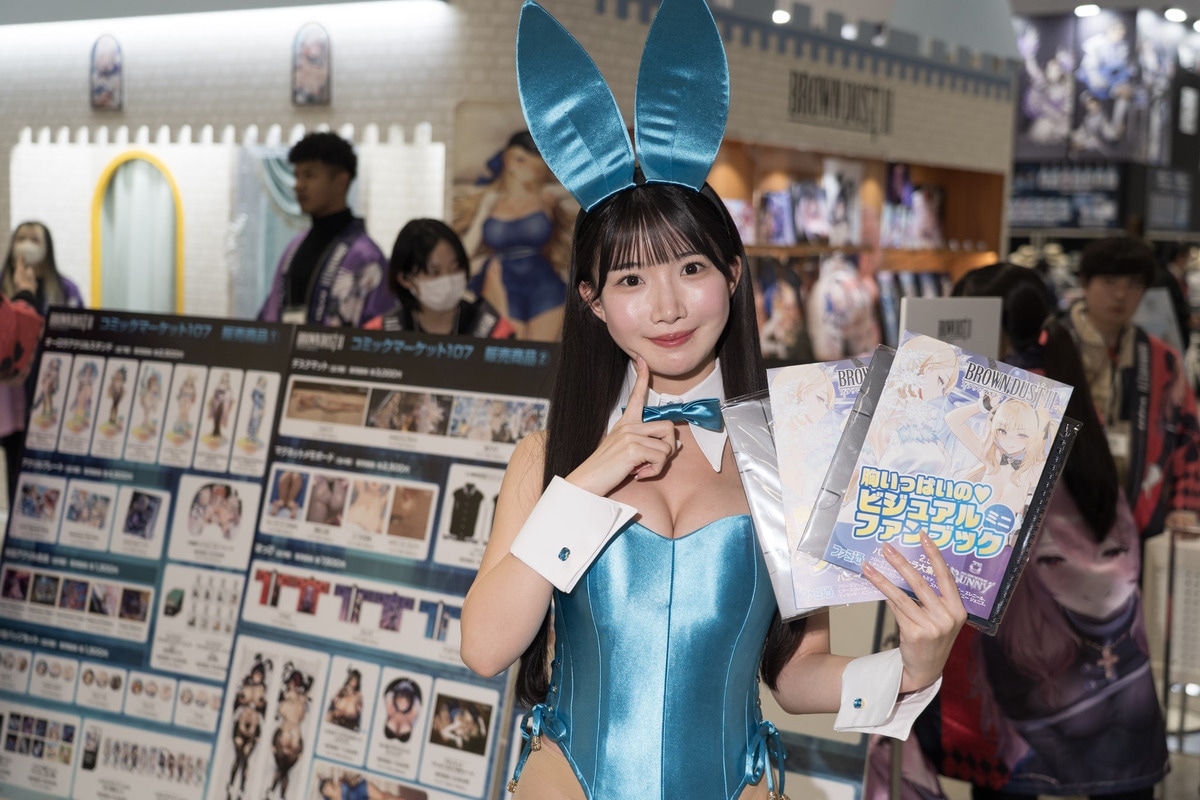「コミックマーケット107」の美人コスプレイヤー＆コンパニオン特集｜胸元が大胆に開いたバニーガールが『ブラウンダスト2』ブースに大集合【2025冬コミ】-4