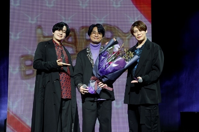 ▲【夜公演】は毎年恒例のルルーシュお誕生日のお祝いの花束を古川慎から手渡した。（写真左から　天﨑滉平、福山潤、古川慎）