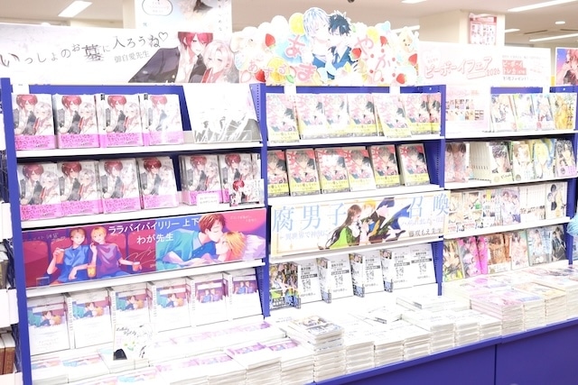 CD「ラブライブ！ 蓮ノ空女学院スクールアイドルクラブ 3rdユニットスプリットシングル「乙女詞華集 / ガランドFlash / バイタルサイン / シアター生き様」」が発売！　フェア「『ヒズ・リトル・アンバー』アニメイトフェア」が開催中！　ほか［今日のアニメイト池袋本店］-18