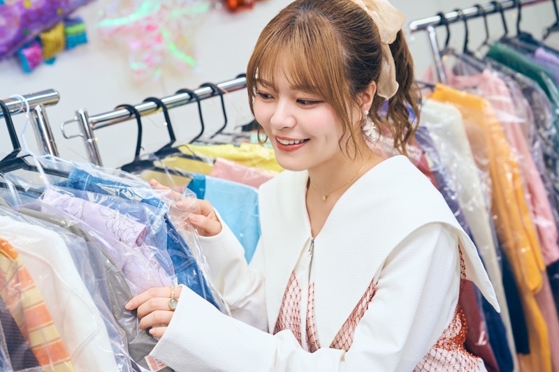 ミステリアスな主人公と独特の空気感を見せる熱海──「肩の力を抜いて楽しんでいただけたら嬉しいです」TVアニメ『綺麗にしてもらえますか。』金目綿花奈役・鈴代紗弓さんインタビュー-2