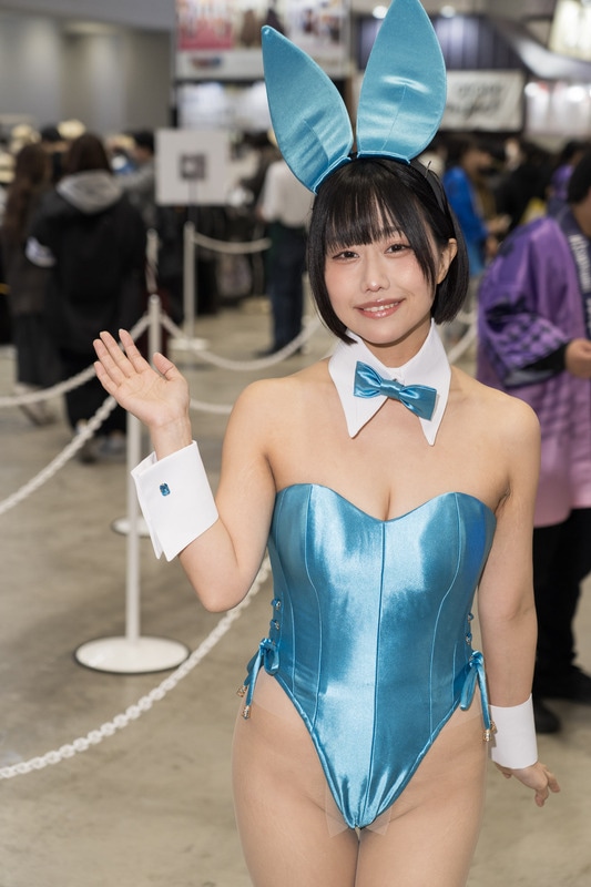 「コミックマーケット107」の美人コスプレイヤー＆コンパニオン特集｜胸元が大胆に開いたバニーガールが『ブラウンダスト2』ブースに大集合【2025冬コミ】-8