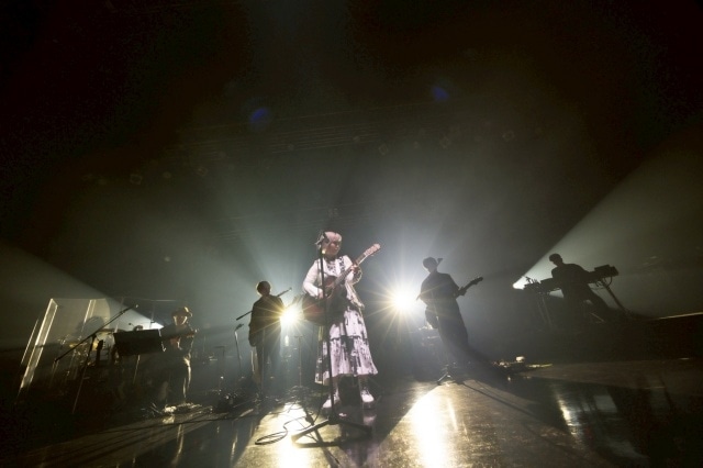 ReoNaさんとAqua Timezの特別公演“Aqua Timez & ReoNa Special Live 2025「合流地点」”の公式レポートが到着！　ReoNaさんが歌う「決意の朝に」のライブ映像も公開-1