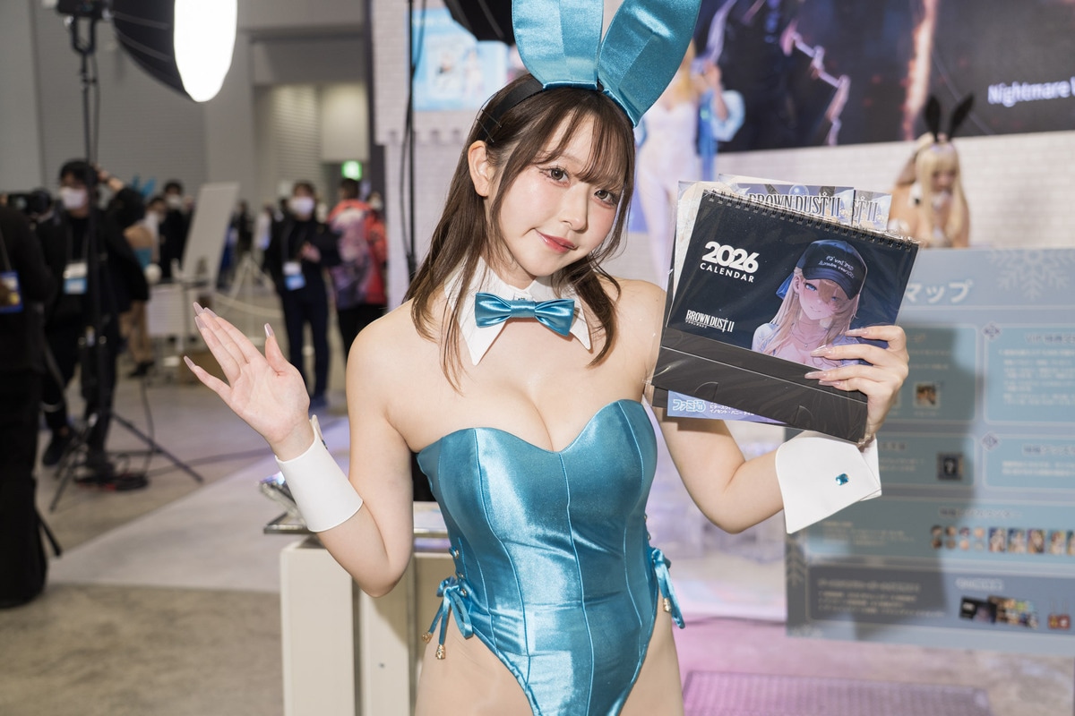 「コミックマーケット107」の美人コスプレイヤー＆コンパニオン特集｜胸元が大胆に開いたバニーガールが『ブラウンダスト2』ブースに大集合【2025冬コミ】-16