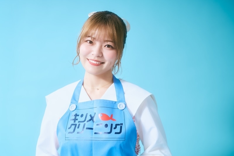 ミステリアスな主人公と独特の空気感を見せる熱海──「肩の力を抜いて楽しんでいただけたら嬉しいです」TVアニメ『綺麗にしてもらえますか。』金目綿花奈役・鈴代紗弓さんインタビュー-7