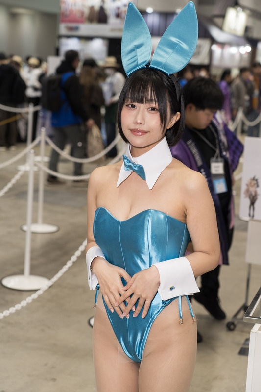 「コミックマーケット107」の美人コスプレイヤー＆コンパニオン特集｜胸元が大胆に開いたバニーガールが『ブラウンダスト2』ブースに大集合【2025冬コミ】-9