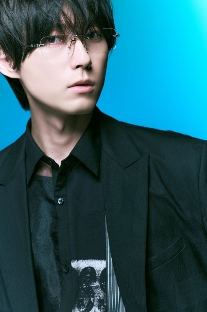 増田俊樹さんが「週刊TVガイド2026年1月23日号」に登場！　アニメ『人外教室の人間嫌い教師』人間零役にちなんだジャケット＆メガネ姿｜アニメイト通販特典は生写真-1