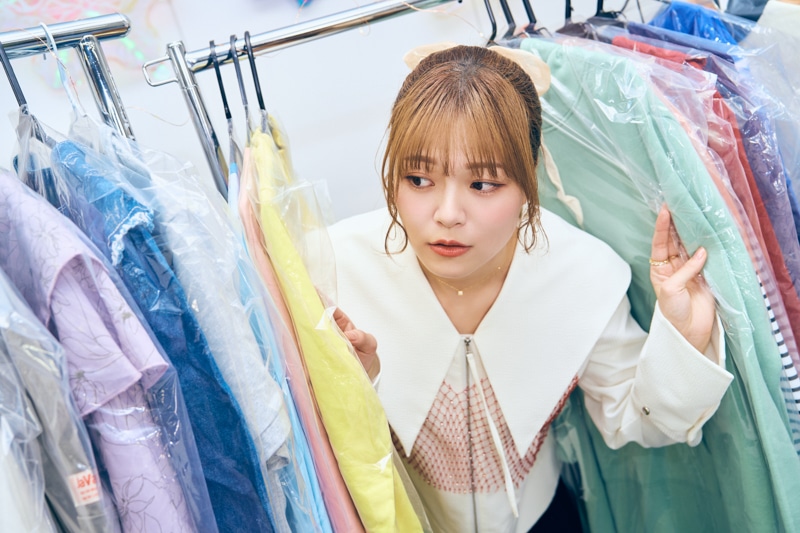 ミステリアスな主人公と独特の空気感を見せる熱海──「肩の力を抜いて楽しんでいただけたら嬉しいです」TVアニメ『綺麗にしてもらえますか。』金目綿花奈役・鈴代紗弓さんインタビュー-9