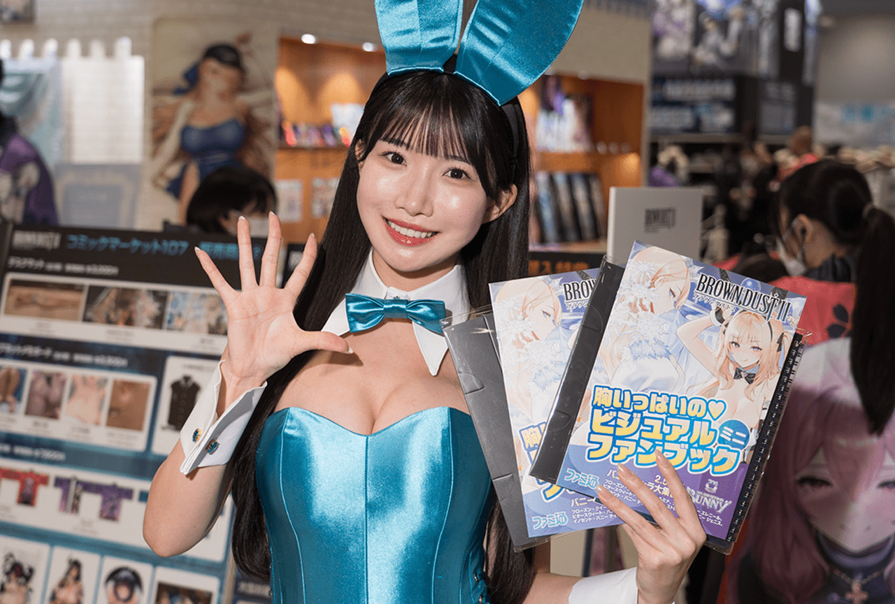 冬コミ2025の美人コスプレイヤー＆コンパニオン特集｜胸元が大胆に開いたバニーガールが『ブラウンダスト2』ブースに大集合