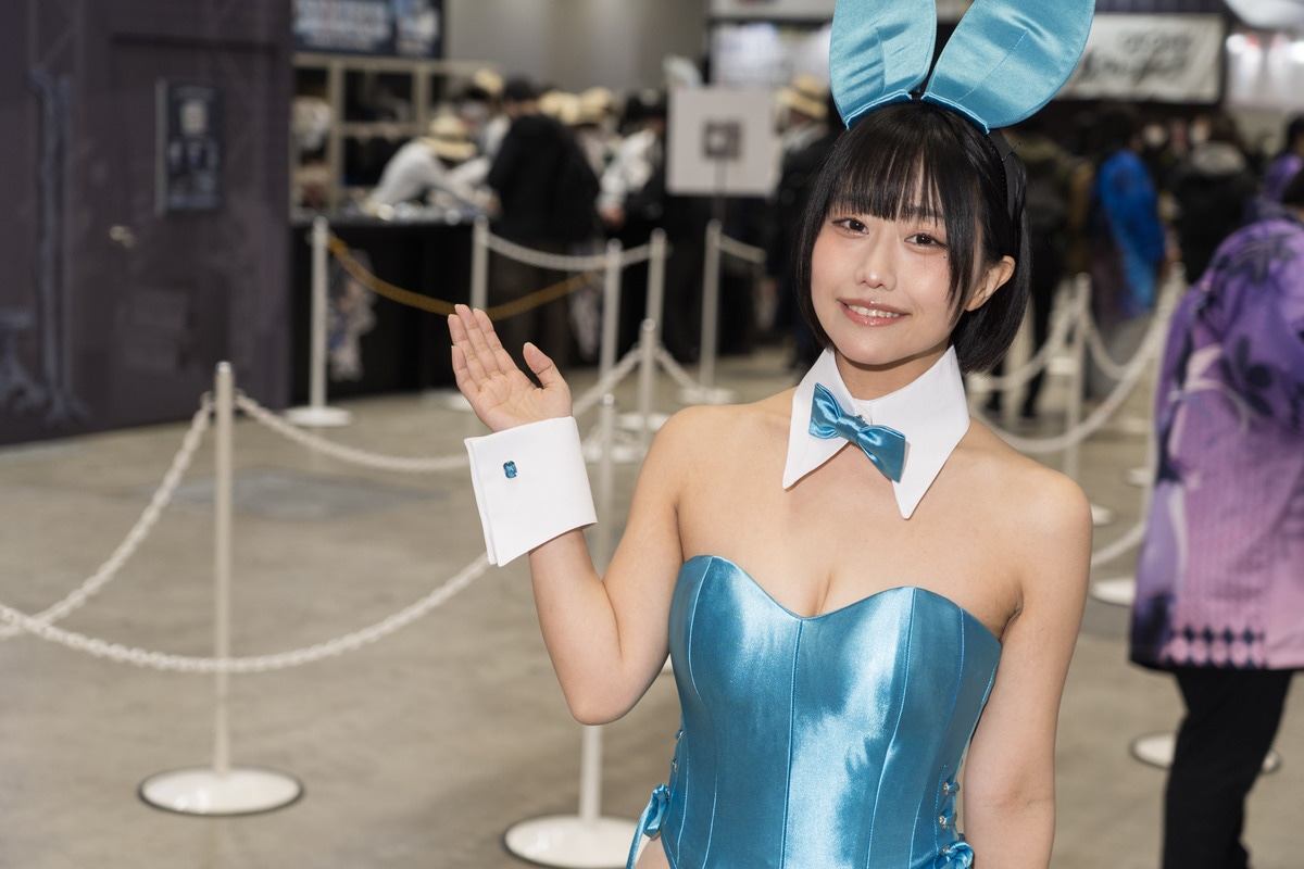 「コミックマーケット107」の美人コスプレイヤー＆コンパニオン特集｜胸元が大胆に開いたバニーガールが『ブラウンダスト2』ブースに大集合【2025冬コミ】-11