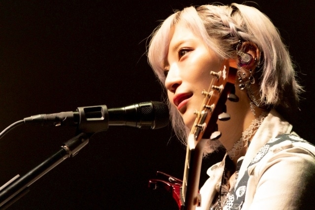 ReoNaさんとAqua Timezの特別公演“Aqua Timez & ReoNa Special Live 2025「合流地点」”の公式レポートが到着！　ReoNaさんが歌う「決意の朝に」のライブ映像も公開-2