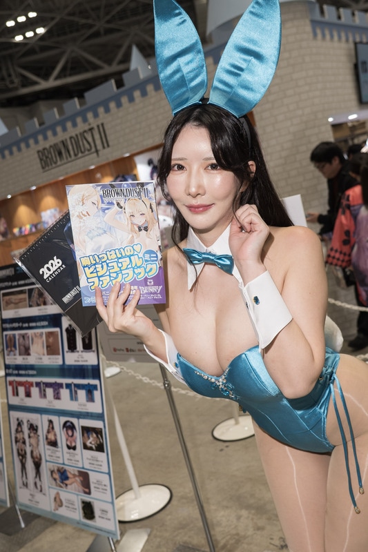 「コミックマーケット107」の美人コスプレイヤー＆コンパニオン特集｜胸元が大胆に開いたバニーガールが『ブラウンダスト2』ブースに大集合【2025冬コミ】-23