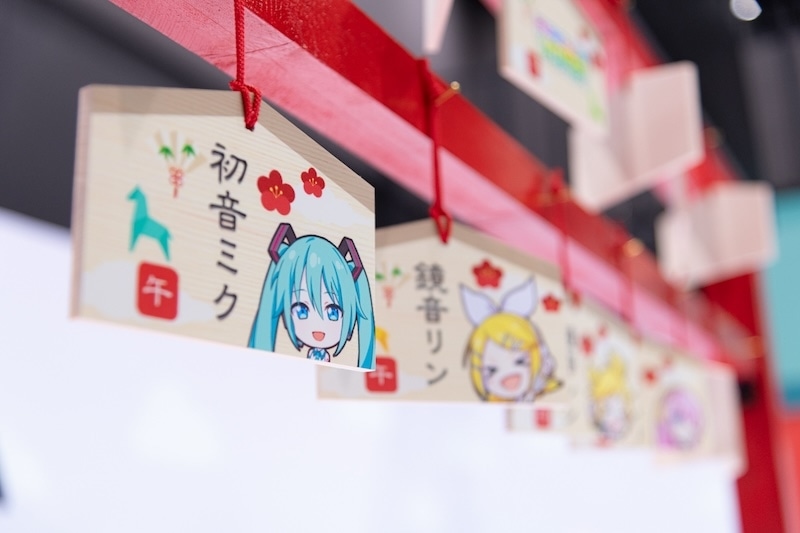 一年の計は『プロセカ』にあり!?　2026年のスタートダッシュを華やかに彩る『プロジェクトセカイ カラフルステージ！ feat. 初音ミク』リアルセカイ神社inアニメイト 池袋本店フォトレポート-3