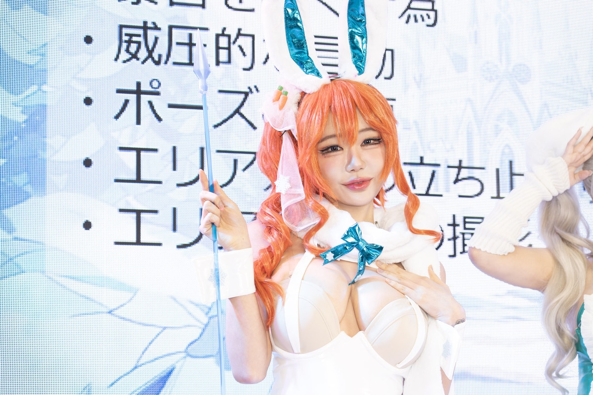 透け感がセクシーなバニーガールたちが『ブラウンダスト2』ブースに集合｜「コミックマーケット107」の美人コスプレイヤー＆コンパニオン特集【2025冬コミ】-3