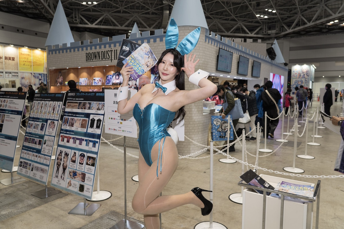 「コミックマーケット107」の美人コスプレイヤー＆コンパニオン特集｜胸元が大胆に開いたバニーガールが『ブラウンダスト2』ブースに大集合【2025冬コミ】-24