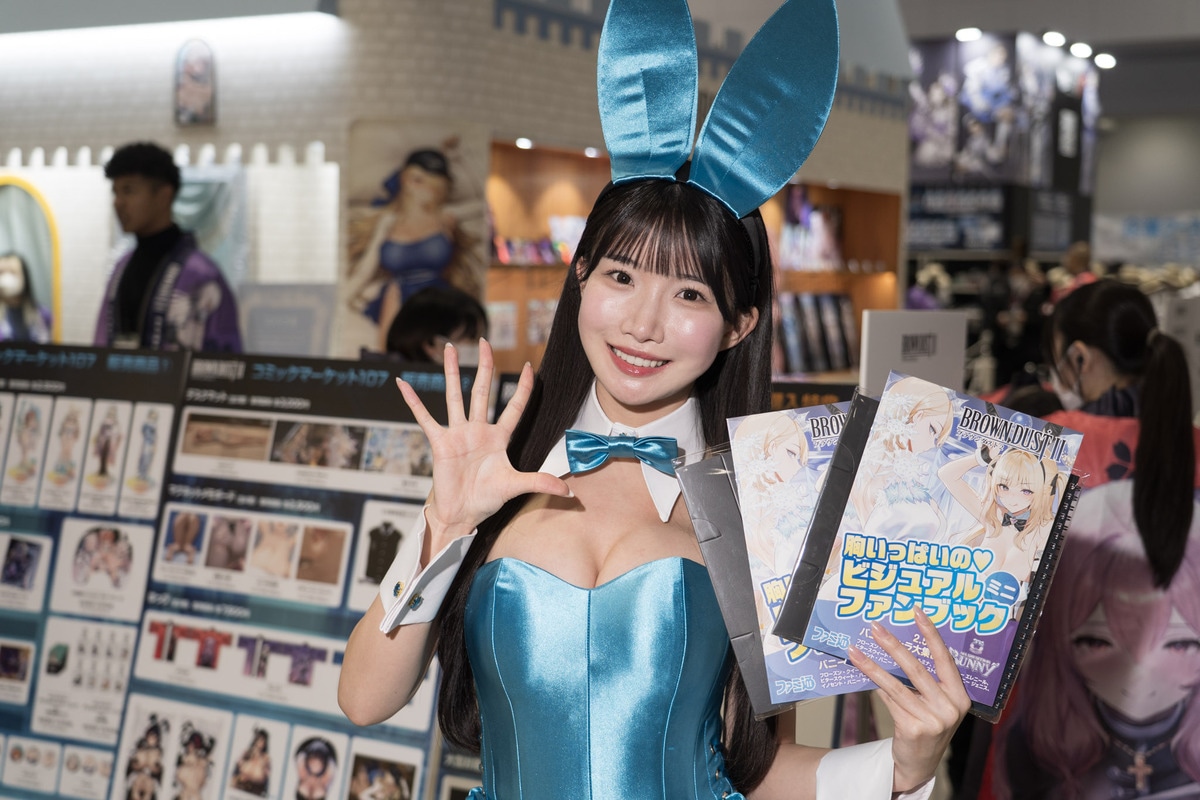 「コミックマーケット107」の美人コスプレイヤー＆コンパニオン特集｜胸元が大胆に開いたバニーガールが『ブラウンダスト2』ブースに大集合【2025冬コミ】-3