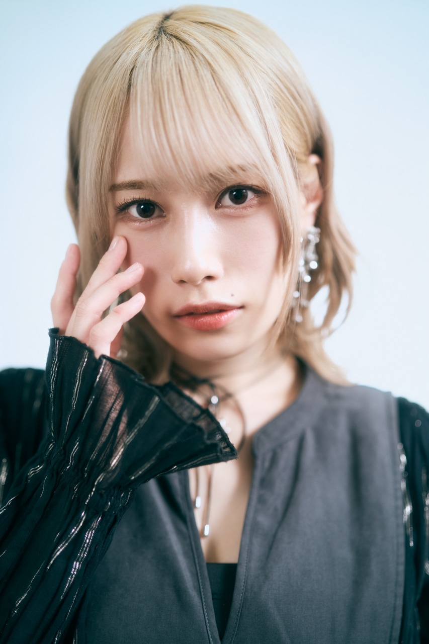 5th LIVE「Nova Historia」を経て、新たな歴史を創り上げたAve Mujicaの2025年下半期。1年の締め括りは魅せる“魂の叫び”がこもった1枚で。3rd Single「‘S/’ The Way / Sophie」ドロリス/三角初華役の佐々木李子さん、アモーリス/祐天寺にゃむ役の米澤茜さんインタビュー-10