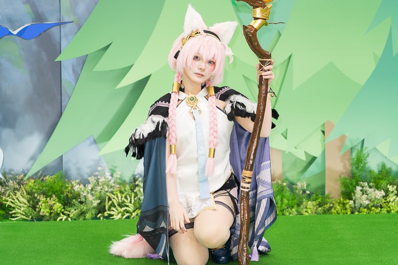 キュート＆クールなコスプレイヤーが大集合した「アズールプロミリア ブース」｜「コミックマーケット107」の美人コスプレイヤー＆コンパニオン特集【2025冬コミ】-15