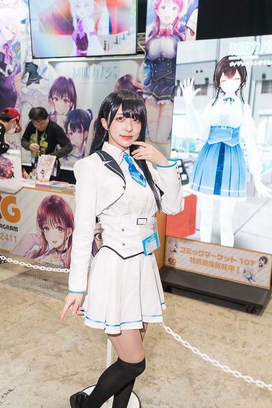 笑顔が眩しい制服カノジョがお出迎えした「エンターグラム ブース」｜「コミックマーケット107」の美人コスプレイヤー＆コンパニオン特集【2025冬コミ】-2
