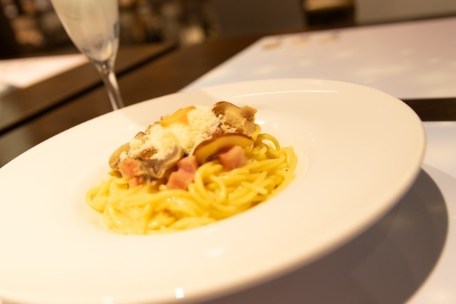 「アイドリッシュセブン Harmony Lounge」フォトレポート｜第1弾のテーマは「レインボーシティ編」！　アイドルたちが紡ぐ物語を“見て”“食べて”楽しもう-10