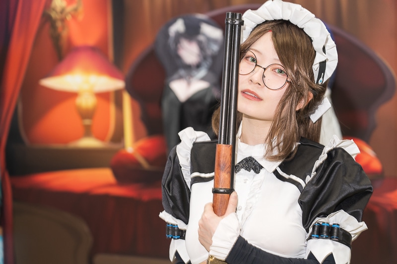 セクシーメイドに見惚れる「ラストオリジン ブース」｜「コミックマーケット107」の美人コスプレイヤー＆コンパニオン特集【2025冬コミ】-7