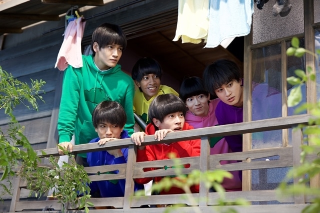 実写映画『おそ松さん 人類クズ化計画!!!!!?』新公開日が6月12日に決定！　6つ子たちのドタバタな日常を切り取った場面写真を初解禁-1