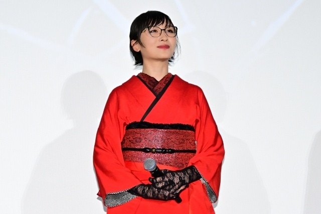 『迷宮のしおり』公開記念舞台挨拶の公式レポートが到着！　SUZUKAさん（新しい学校のリーダーズ）、伊東蒼さん、寺西拓人さん、河森正治監督、MIOCHINさんが登壇-2