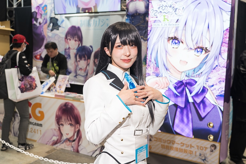 笑顔が眩しい制服カノジョがお出迎えした「エンターグラム ブース」｜「コミックマーケット107」の美人コスプレイヤー＆コンパニオン特集【2025冬コミ】-5